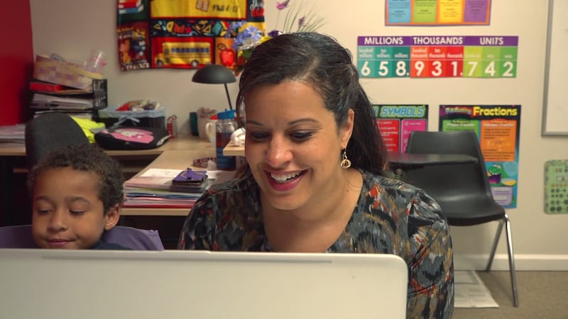 Charnika Elliott teaches students via Zoom