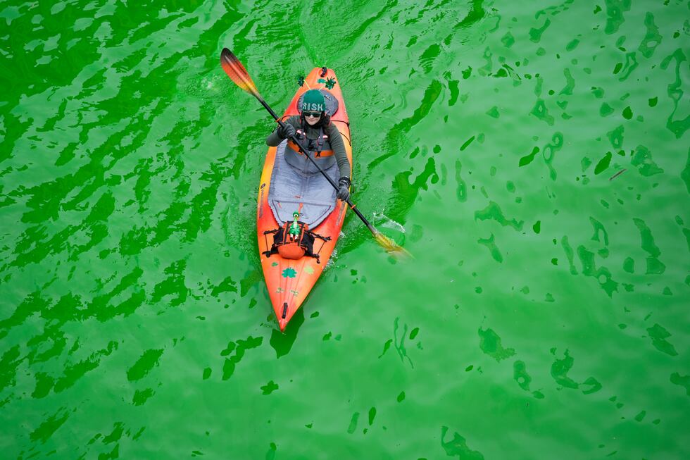 Um caiaque flutua no rio Chicago, tingido de verde antes das comemorações do Dia de São Patrício,...